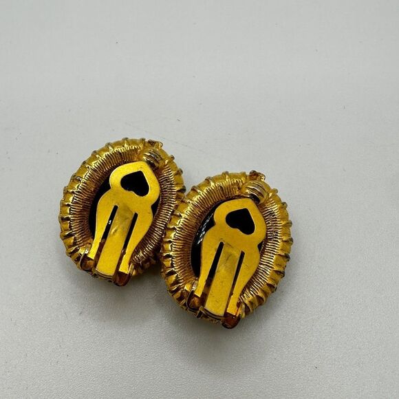 Vintage 21x26mm black mirrored cameo clip-on earrings in gold tone metal! - Picture 6 of 13